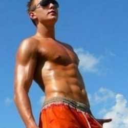 Молодой Массажист хочет сделать массаж красивой приятной  женщине девушке Молодой Массажист хочет сделать массаж красивой приятной  женщине девушке